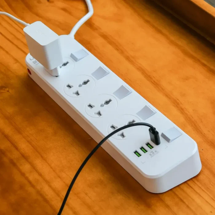 LDNIO SC4408 DEFENDER SERIES 4 Power Socket 4 USB 3.4A 2500W Power Strip